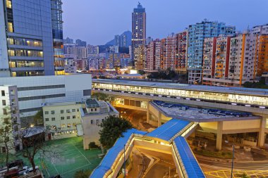 Gece vakti Hong Kong şehir merkezinde.