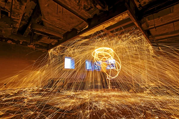 Burning Steel Wool spinning. Showers of glowing sparks from spin — Stock Photo, Image