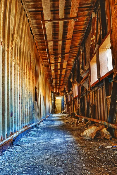 Antigua ruina abandonada edificio de daños de fábrica dentro — Foto de Stock