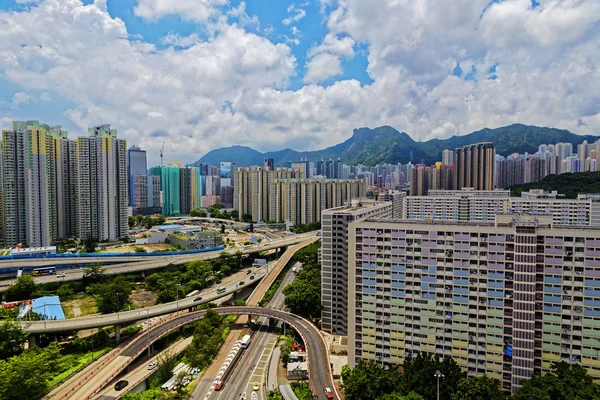 Hong Kong veřejné kombi s dominantou Lví skála — Stock fotografie