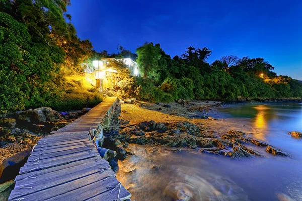 Boot pier en klein huis — Stockfoto