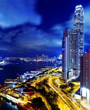 Hong Kong 'da gece yüksek binalar