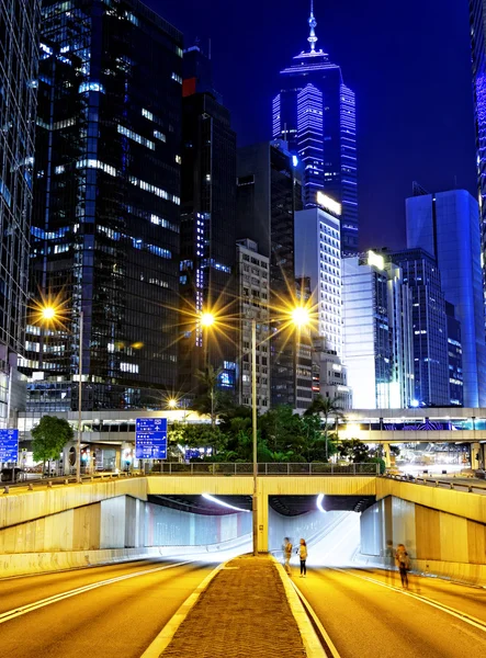 Modern stadstrafik på natten — Stockfoto
