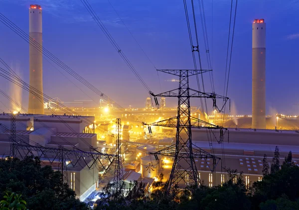 Petrokemiska industrianläggning på natten — Stockfoto