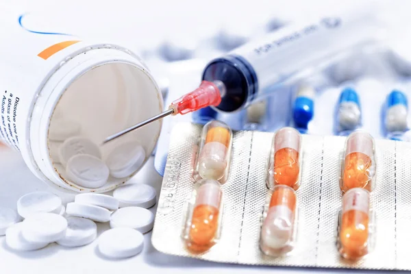 Siringa con farmaci pillole droga — Foto Stock