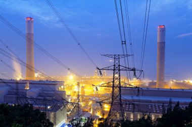 Kömür Santrali ve gece gökyüzü