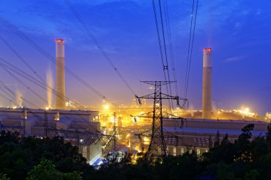 Kömür Santrali ve gece gökyüzü