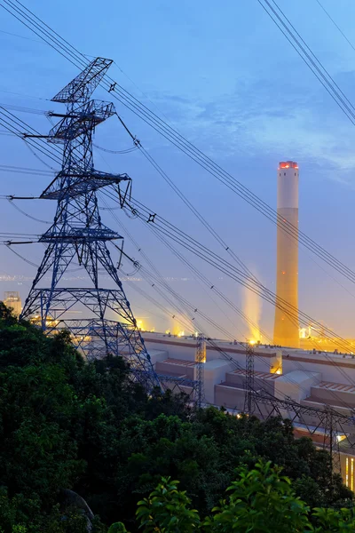 Угольная электростанция и ночное небо — стоковое фото