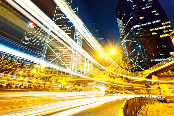 Verkehr in der Stadt in der Nacht — Stockfoto