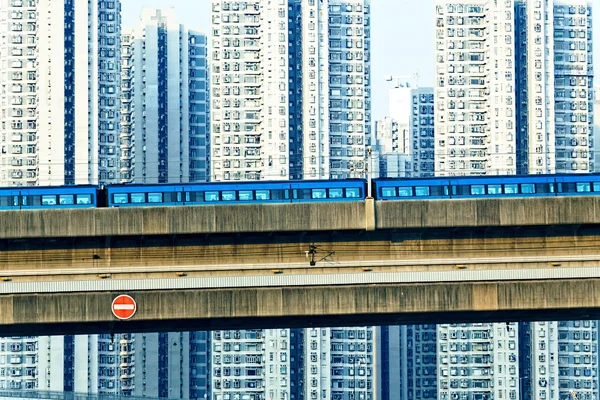 Sistema de tren y vía aérea en un barrio moderno — Foto de Stock