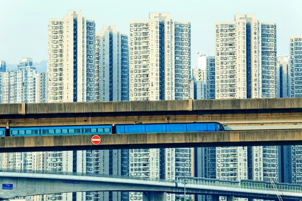 Tren gökyüzü ve sistem modern bir mahallede izlemek — Stok fotoğraf