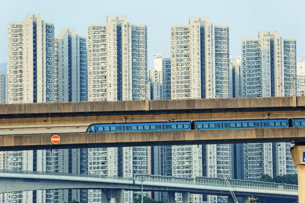 Tren gökyüzü ve sistem modern bir mahallede izlemek — Stok fotoğraf