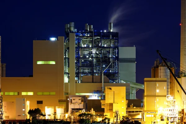 Power station at night with smoke — Stock Photo, Image