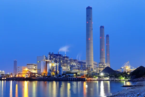 Central eléctrica por la noche con humo — Foto de Stock