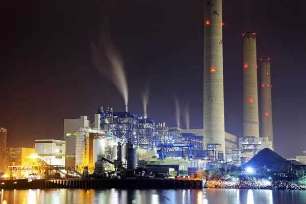 Электростанция ночью с дымом — стоковое фото