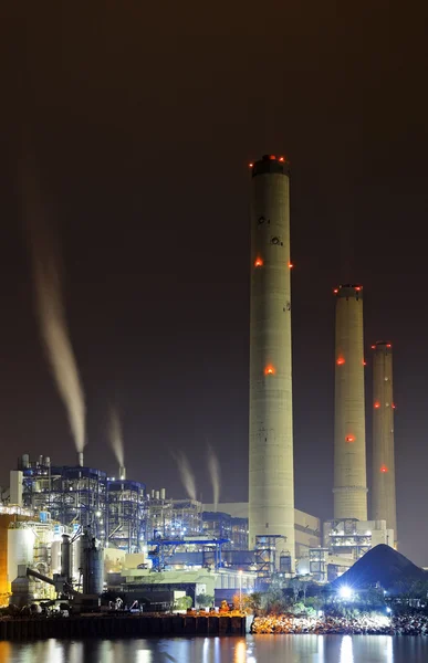 Kraftwerk in der Nacht mit Rauch — Stockfoto