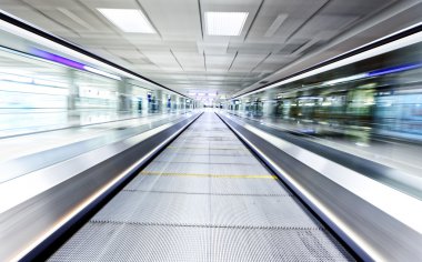 Simetrik hareketli mavi yürüyen merdiven