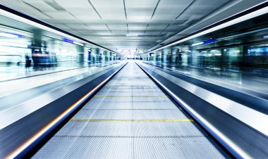 Simetrik hareketli mavi yürüyen merdiven