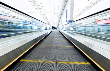 Simetrik hareketli mavi yürüyen merdiven