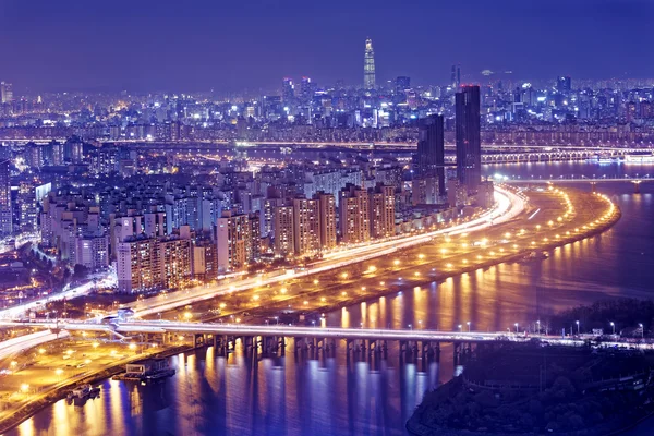 Seul Kulesi ve şehir manzarası — Stok fotoğraf