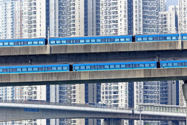 Train à grande vitesse sur le pont — Photo