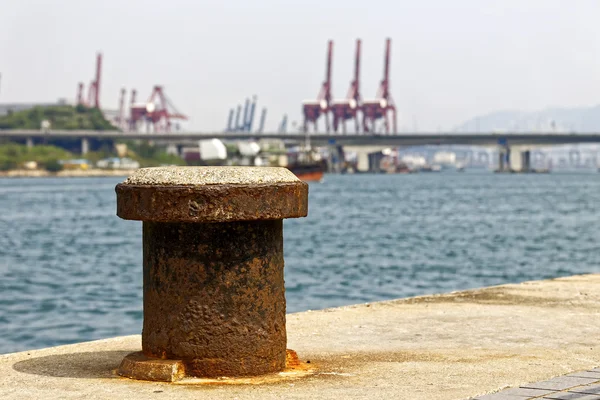 Behållare vid hong kong kommersiella hamnen — Stockfoto