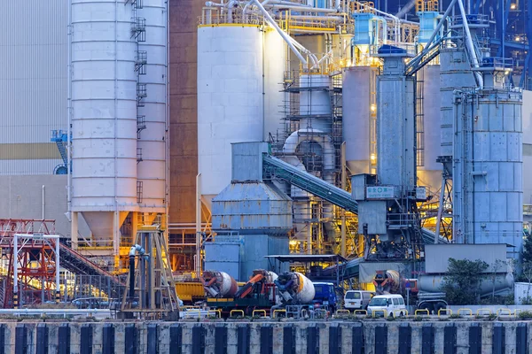 Centrale elettrica da vicino di notte — Foto Stock