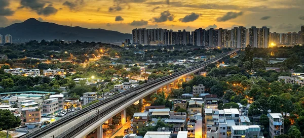 Hong Kong urbano centro città e il tramonto treno di velocità — Foto Stock