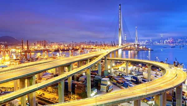 Navio de carga de contêiner com ponte de guindaste de trabalho em shipya — Fotografia de Stock