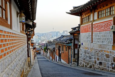 Gün batımında Bukchon Hanok tarihi bölgesinde Seul