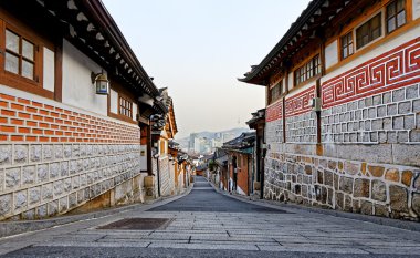 Gün batımında Bukchon Hanok tarihi bölgesinde Seul