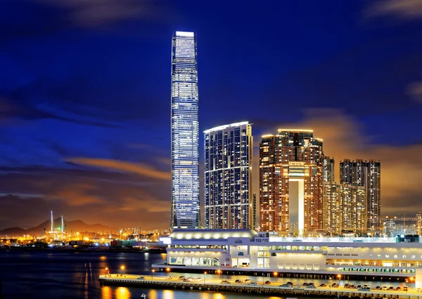Edifícios de escritórios Kowloon à noite — Fotografia de Stock