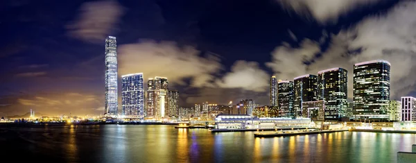 Kantoorgebouwen van Hong kong's nachts — Stockfoto