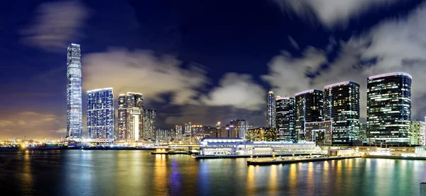 Hong kong kancelářské budovy v noci — Stock fotografie