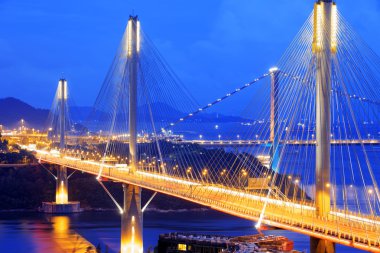Gece karayolu köprüsü