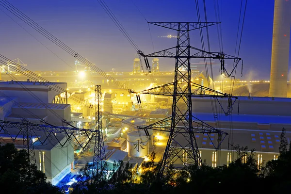 Электростанция ночью — стоковое фото