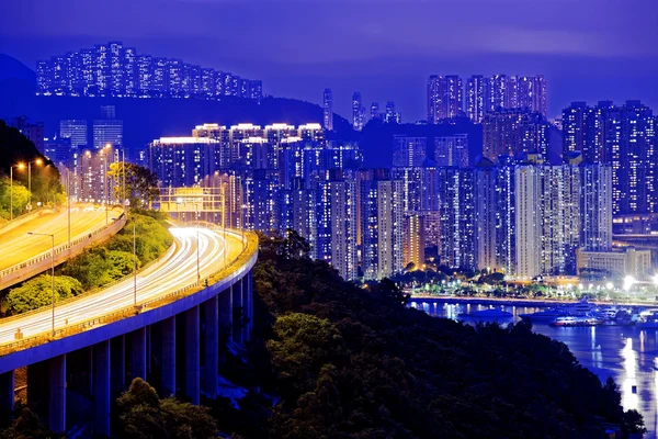 Highway traffic road to city downtown — Stock Photo, Image