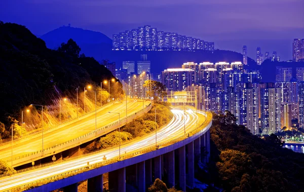 Highway traffic road to city downtown — Stock Photo, Image