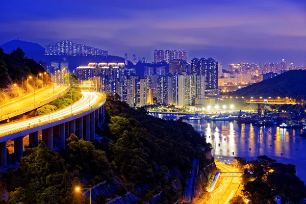 Highway traffic road to city downtown — Stock Photo, Image