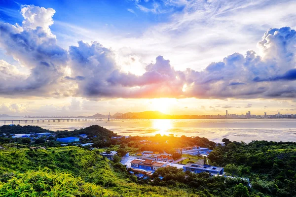 Dorf mit wunderschönem Sonnenuntergang über der Hongkong-Küste — Stockfoto