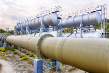 Gün batımında petrokimya endüstrisinin parlak ışığı.