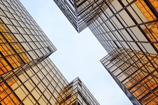 Mur de bâtiment de bureau jaune — Photo