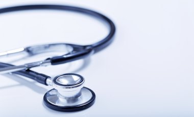 Mavi ses tonuyla stetoskop