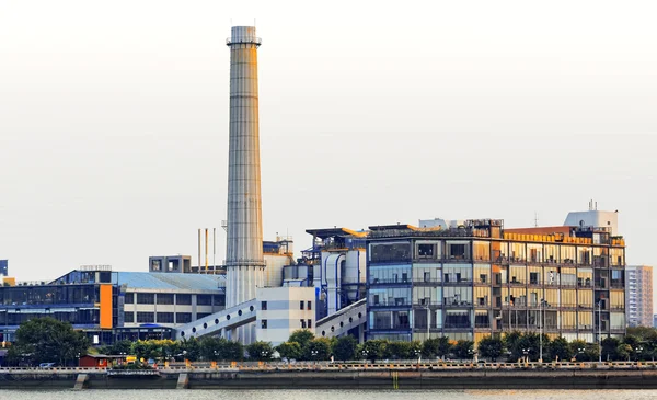 Luz brillante de la industria petroquímica — Foto de Stock