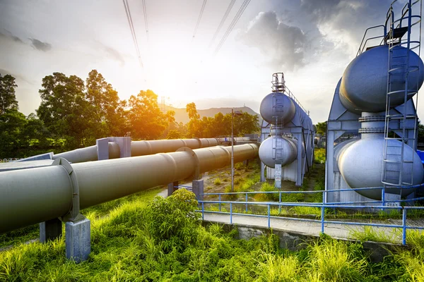 Luz brillante del tanque de agua de la industria petroquímica — Foto de Stock