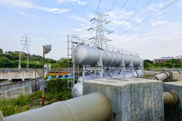 Luz brillante del tanque de agua de la industria petroquímica — Foto de Stock