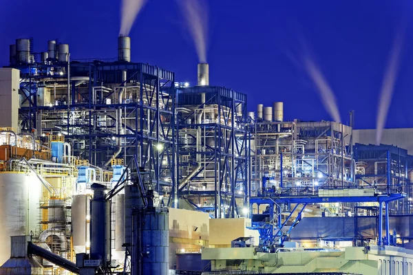 Kraftwerk mit Dampfwolke — Stockfoto