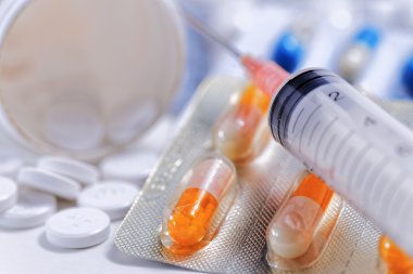 renkli hapları ve şırınga