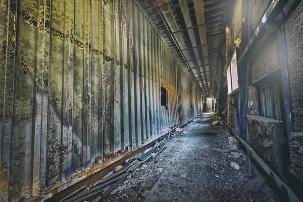 Старая заброшенная фабрика — стоковое фото