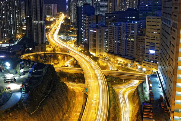 Movimentada noite de tráfego em finanças urbanas — Fotografia de Stock